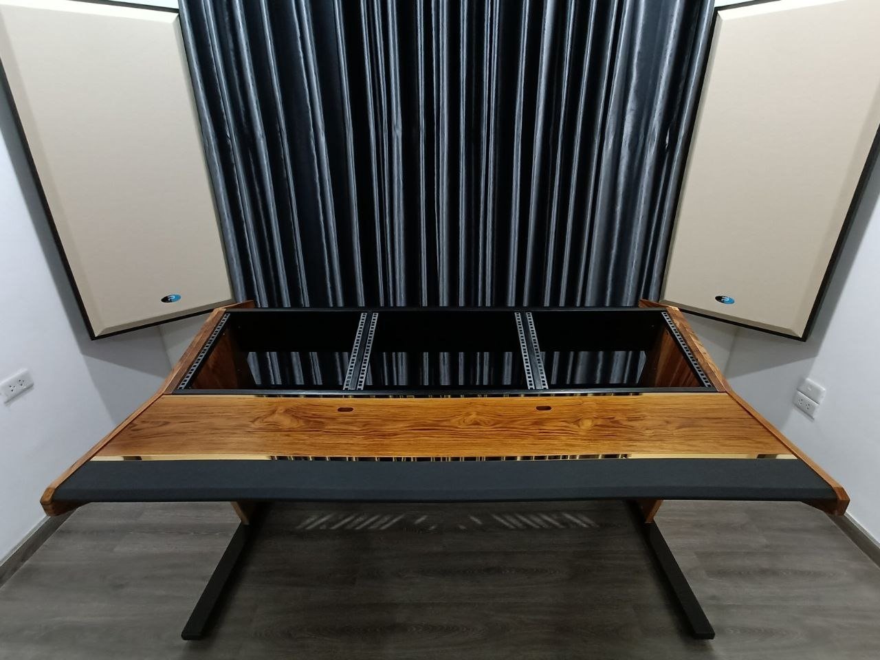 Bàn studio phòng thu - producer - mixing - mastering 3 Khoang 24U